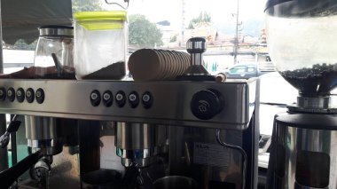 Büyük kahverengi kahve makinesi.