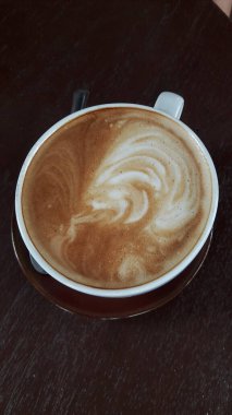 Seramik bardaktaki kahvenin en üst görüntüsü.