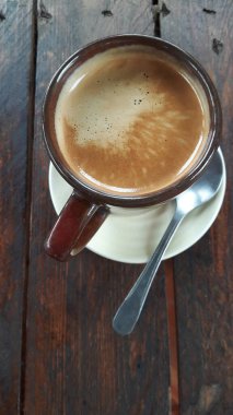 Seramik bardaktaki kahvenin en üst görüntüsü.