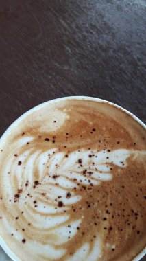 Seramik bardaktaki kahvenin en üst görüntüsü.