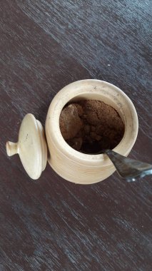 Meyveli, sebzeli ve otlu taze kokteyller ahşap bir masaya, bir kahve dükkanına, üst manzaraya konur..