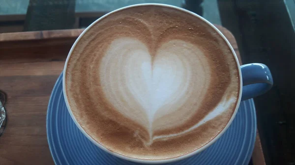 Bovenaanzicht Van Koffie Een Kopje Een Blauwe Keramische Onderzetter Geplaatst — Stockfoto