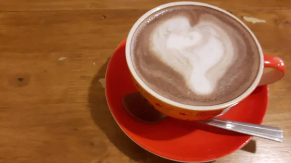 Draufsicht Auf Kakao Einer Tasse Auf Einem Roten Keramik Untersetzer — Stockfoto