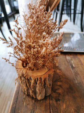 Kap üzerinde açık kahverengi çiçekler Modern ev dekorasyonu