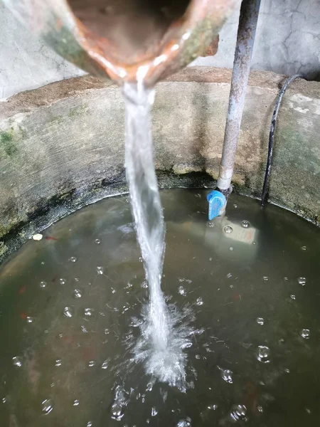 Versare Acqua Dalla Pentola Argilla — Foto Stock