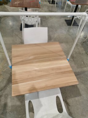 Yeni normal: Coronavirus hastalığını önlemek için bir restoranda sosyal boşluklu oturma (COVID-19).