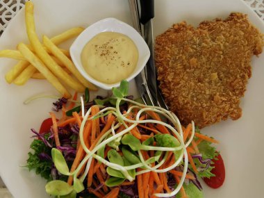 Vietnam sosisli taze sebze salatası beyaz tabakta et ve sebze, sağlıklı yemek..