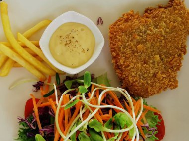 Vietnam sosisli taze sebze salatası beyaz tabakta et ve sebze, sağlıklı yemek..