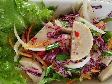 Vietnam sosisli taze sebze salatası beyaz tabakta et ve sebze, sağlıklı yemek..