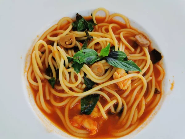 Spaghetti Varkens Garnalen Lange Dunne Harde Pasta Een Wit Bord — Stockfoto