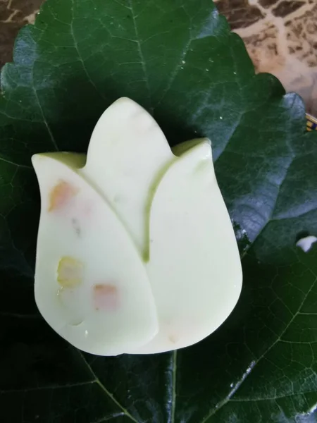 Słodki Tajski Deser Mrożona Galaretka Kształcie Kwiatu Zastępca Zielonymi Liśćmi — Zdjęcie stockowe