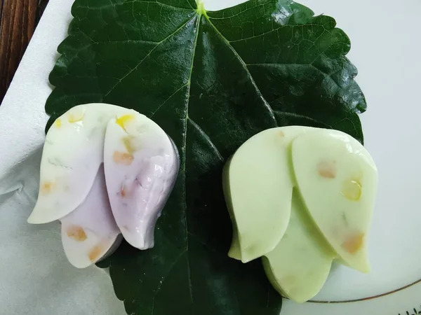 Słodki Tajski Deser Mrożona Galaretka Kształcie Kwiatu Zastępca Zielonymi Liśćmi — Zdjęcie stockowe