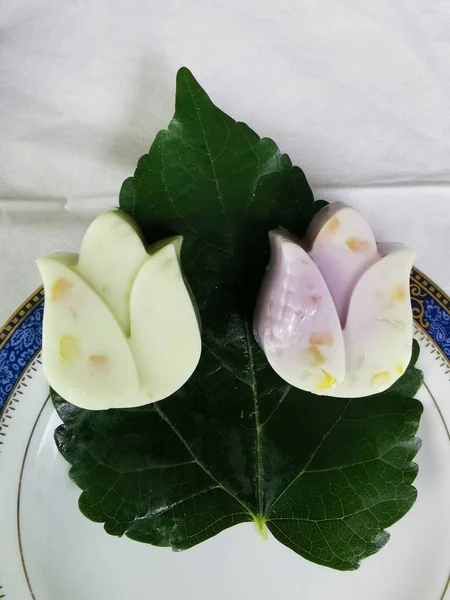 Dulce Postre Tailandés Gelatina Helada Forma Flor Adjunto Con Hojas Fotos de stock