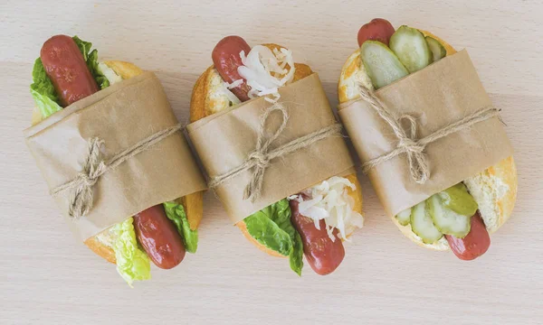 Três Cachorros Quentes Com Repolho Pepinos Salada Verde Fresca Fundo — Fotografia de Stock