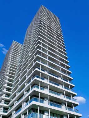 Prag, Çek Cumhuriyeti-16 Mayıs 2020: Mavi gökyüzüne karşı modern bir tasarım konut binasının cephesi. Minimalizm tarzında kentsel mimari. Dikey yönelim