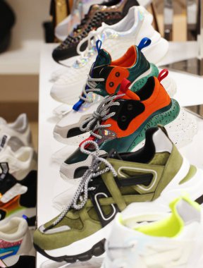 Ayakkabı mağazasının rafında güzel renkli modern trend kadın spor ayakkabıları koleksiyonu. Satın alma, satma ve şık ayakkabılar..