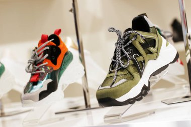 Ayakkabı mağazasının rafında iki güzel renkli modern trend kadın ayakkabısı var. Satın alma, satma ve şık ayakkabılar..