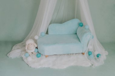 Bir fotoğraf stüdyosunda bebek fotoğrafı çekimi için kanepe.