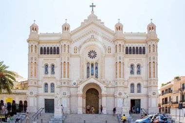 İtalya, Reggio Calabria Katedrali. Kapalı, güneşli bir günde Reggio Calabria 'nın kilisesi veya katedrali.