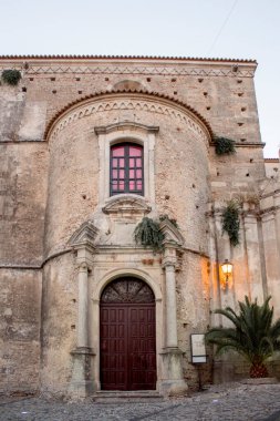 Eski Gerace kasabası, Calabria 'da küçük bir köy. Günbatımında bir ortaçağ İtalyan köyünde tarihi bir bina. Taş tuğlalar ve mor pencereler