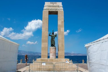 Denizin önündeki Athena heykeli, İtalya, Reggio Calabria 'daki Arena dello Stretto. Eski felsefe ve bilgelik tanrıçası. arkaplanda bulutlar