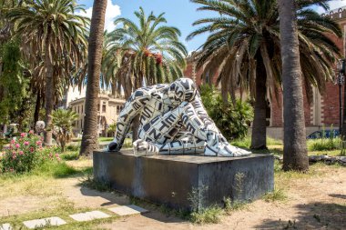 İtalya, Reggio Calabria 'da denize yakın Rabarama heykeli. Bir yaz günü eski Reggio Calabria kasabası. Villa Genoese Zerbi 'yi görmek mümkün.