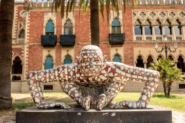 İtalya, Reggio Calabria 'da denize yakın Rabarama heykeli. Bir yaz günü eski Reggio Calabria kasabası. Villa Genoese Zerbi 'yi görmek mümkün.