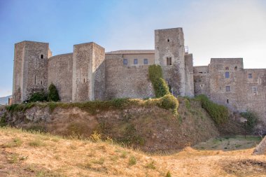 Melfi 'nin ortaçağ şatosunu kapatın. Yazın güneşli bir günde güney İtalya 'nın kırsal manzarası. Ortaçağ şatosu taş tuğlaların içinde.