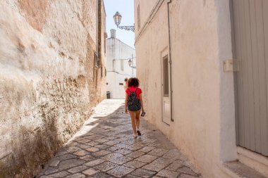 Güneşli bir günde eski bir kasaba olan Ostuni 'de, beyaz köy. Yazın Puglia 'da (apulia) turistik bir varış noktasıdır. Şehir beyaz taş tuğlaların içinde ve çok eski (ortaçağ)).
