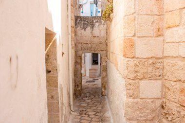Polignano 'nun tarihi merkezi bir kısrak, bir Puglia köyü. Yaz tatili için çok güzel bir yer.