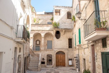 Polignano 'nun tarihi merkezi bir kısrak, bir Puglia köyü. Yaz tatili için çok güzel bir yer.