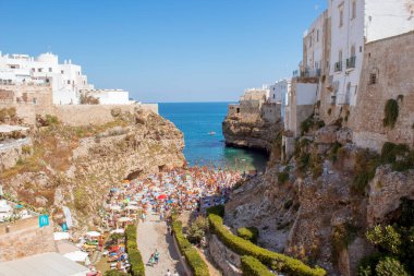 Polignano 'da bir kısrak. Puglia 'nın deniz manzarası, Bari yakınlarında. Deniz polignano 'sunun panoramik görüntüsü bir kısrak, güneşli bir günde Puglia' da (apulia) bir şehir. Zirvede turist için mükemmel bir yer.