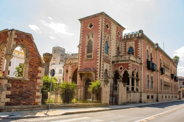 İtalya, Reggio Calabria 'daki Villa Zerbi. İtalya 'nın Reggio Calabria şehrinde bir yaz günü. Genoese Zerbi villasına bakabilirsiniz, neo gotik tarzda kırmızı tuğlalardan yapılmış tarihi bir bina.