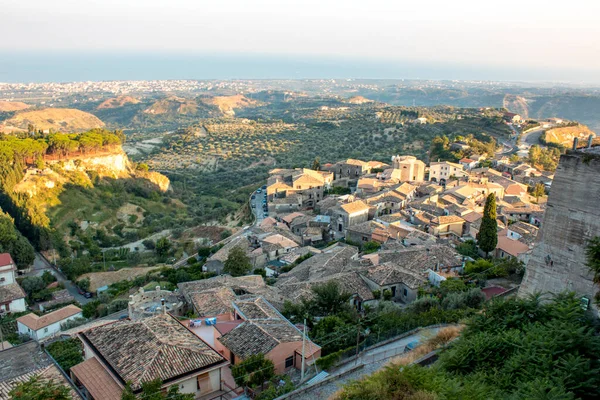 Légi Felvétel Gerace Calabria Olaszország Naplementekor Egy Dél Olasz Falu — Stock Fotó