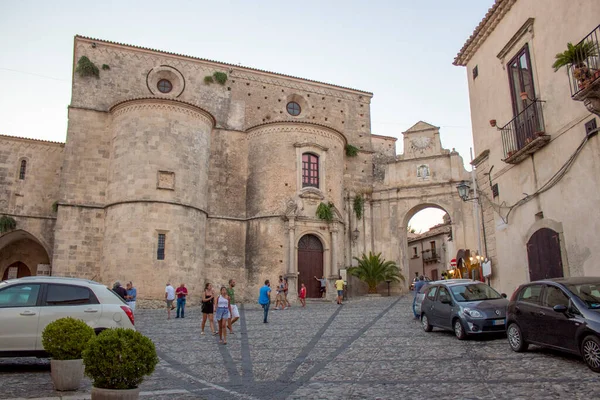 Eski Gerace kasabası, Calabria 'da küçük bir köy. Günbatımında bir ortaçağ İtalyan köyünde tarihi bir bina. Taş tuğlalar ve mor pencereler