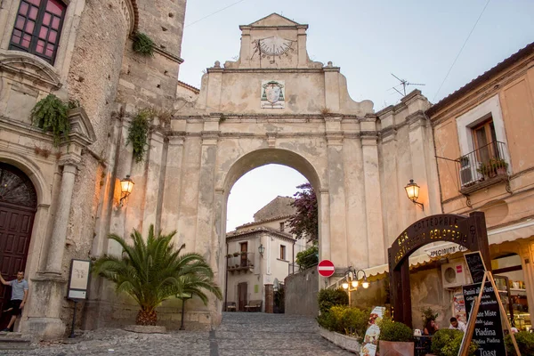 Eski Gerace kasabası, Calabria 'da küçük bir köy. Günbatımında bir ortaçağ İtalyan köyünde tarihi bir bina. Taş tuğlalar ve mor pencereler