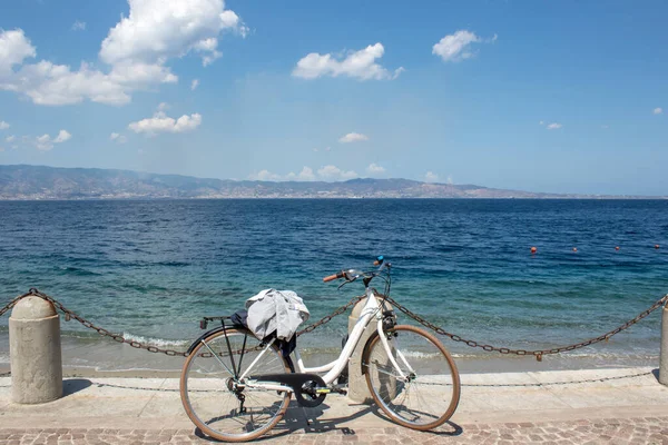 Вид Море Сицилии Заднем Плане Закройте Белый Велосипед Панорамный Вид — стоковое фото