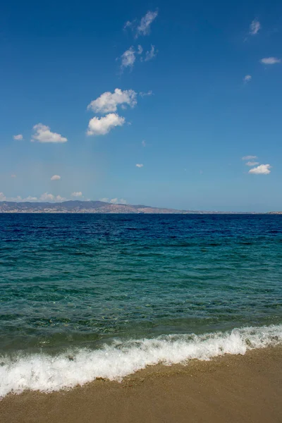 Reggio Calabria 'dan deniz manzarası ve Sicilya' nın arka planında akşam vakti Reggio Calabria 'nın denizinin panoramik manzarası. Bu İtalyan plajından arka planda Sicilya 'ya bakabilirsiniz.).
