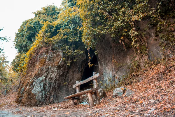 自然界に囲まれたイタリアの山の中でベンチ 木のベンチと木と石の壁をバックグラウンドで閉じてください 日没時間 — ストック写真