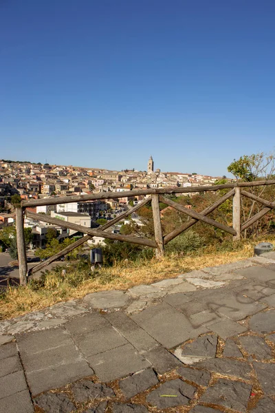 Melfi 'nin kırsal panoramik görüntüsü. Bir yaz gününde Melfi 'nin silüeti (bazilika). Buğday tarlalarını ve arka planda güneşli açık gökyüzü olan bir ortaçağ kalesini görmek mümkündür.