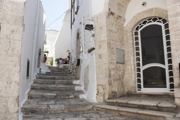 オストゥニ Ostuni イタリア南部の白い町 白人の村だ それは夏にプーリア州 Apulia で観光地です 街は白い石のレンガにあり 非常に古いです 中世の時代 — ストック写真
