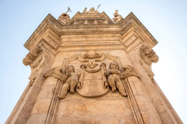 Ostuni, İtalya 'nın güneyindeki beyaz kasaba. Güneşli bir günde eski bir kasaba olan Ostuni 'de, beyaz köy. Yazın Puglia 'da turistik bir yerdir.
