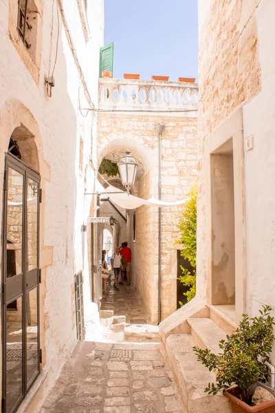 晴れた日の間にオストニの旧市街は 白い村 それは夏にプーリア州 Apulia で観光地です 街は白い石のレンガにあり 非常に古いです 中世の時代 — ストック写真