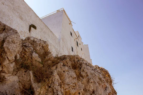 晴れた日の間にオストニの旧市街は 白い村 それは夏にプーリア州 Apulia で観光地です 街は白い石のレンガにあり 非常に古いです 中世の時代 — ストック写真