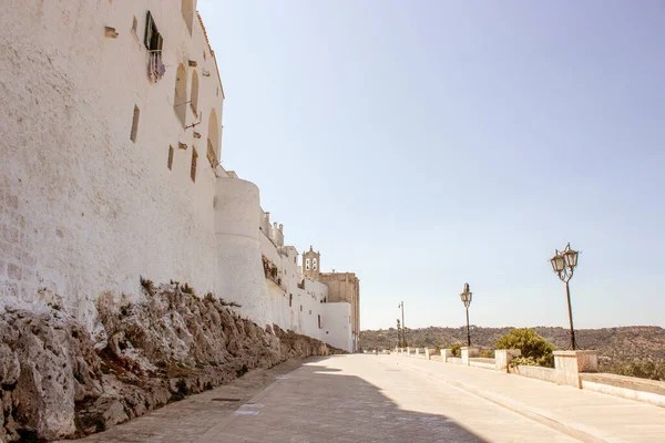 Güneşli bir günde eski bir kasaba olan Ostuni 'de, beyaz köy. Yazın Puglia 'da (apulia) turistik bir varış noktasıdır. Şehir beyaz taş tuğlaların içinde ve çok eski (ortaçağ)).