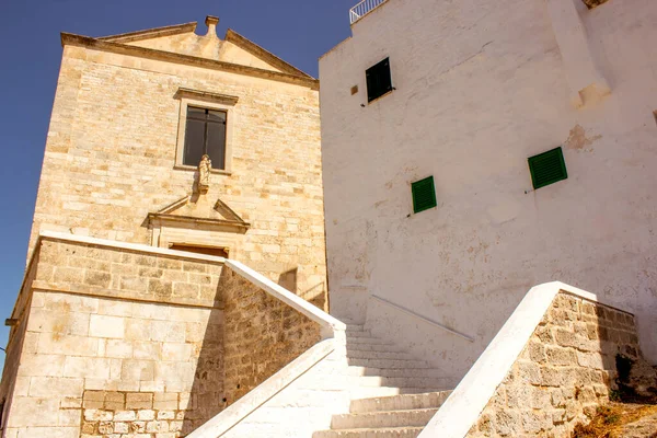 晴れた日の間にオストニの旧市街は 白い村 それは夏にプーリア州 Apulia で観光地です 街は白い石のレンガにあり 非常に古いです 中世の時代 — ストック写真