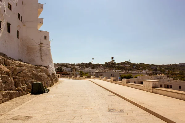 晴れた日の間にオストニの旧市街は 白い村 それは夏にプーリア州 Apulia で観光地です 街は白い石のレンガにあり 非常に古いです 中世の時代 — ストック写真