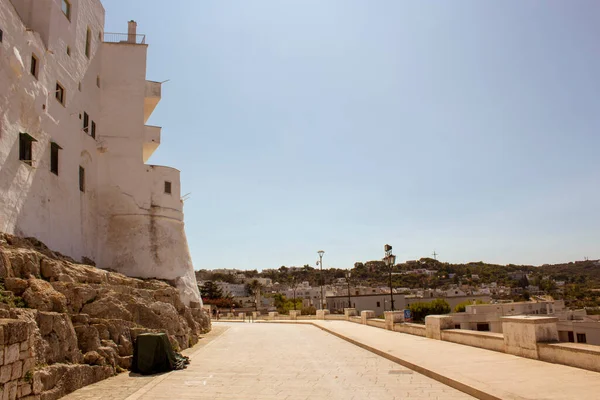 晴れた日の間にオストニの旧市街は 白い村 それは夏にプーリア州 Apulia で観光地です 街は白い石のレンガにあり 非常に古いです 中世の時代 — ストック写真