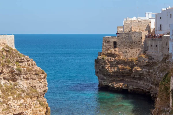 Polignano 'da bir kısrak. Puglia 'nın deniz manzarası, Bari yakınlarında. Deniz polignano 'sunun panoramik görüntüsü bir kısrak, güneşli bir günde Puglia' da (apulia) bir şehir. Zirvede turist için mükemmel bir yer.