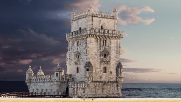 Близко Башне Белем Закате Солнечным Небом Некоторыми Облаками Лиссабон Португалия — стоковое видео